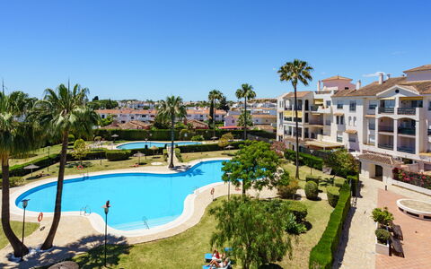 Lorcrisur: Water, Plant, Sky, Property, Swimming Pool, Azure, Tree, Building, Window, Leisure