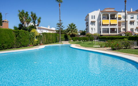 Lorcrisur: Water, Plant, Building, Sky, Daytime, Property, Swimming Pool, Window, Azure, Nature