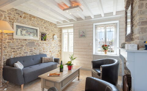 Zoé: Furniture, Property, Comfort, Azure, Wood, Textile, Building, Interior Design, Bed Frame, Bed