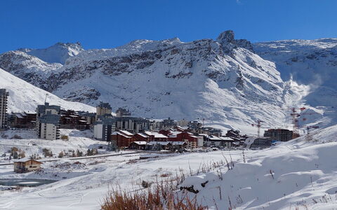 Tignes 395: Sky, Snow, Mountain, Plant, Slope, Natural Landscape, Landscape, Glacial Landform, Freezing, Mountainous Landforms