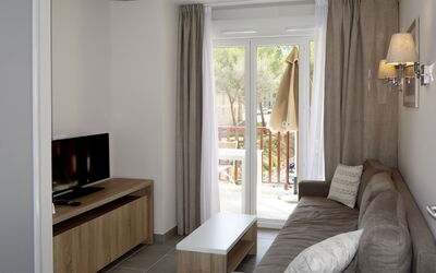 Résidence Odalys Collection les Canisson 643.1: Room, Furniture, Property, Interior Design, Floor, Building, Ceiling, Wall, House, Living Room