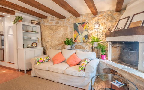 Luna: Couch, Property, Furniture, Plant, Wood, Building, Comfort, Interior Design, Living Room, Floor