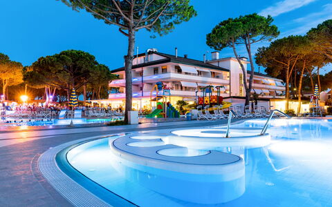 Cavallino 663: Swimming Pool, Resort, Resort Town, Town, Leisure, Vacation, Sky, Building, Hotel, Night
