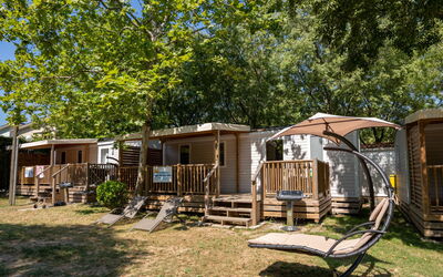 Residence Village 663.2: Wood, Lighting, Interior Design, Flooring, Floor, Living Room, Real Estate, Hardwood, Table, Beam