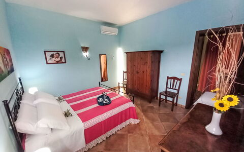 Giusy: Furniture, Interior Design, Flooring, Bedroom, Floor, Bed, Wood, Bed Sheet, Room, Linens