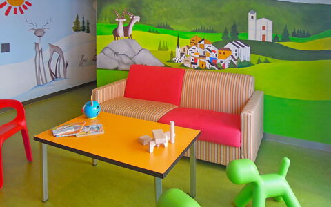Savognin 50: Furniture, Table, Couch, Green, Product, Azure, Interior Design, Living Room, Leisure, Studio Couch