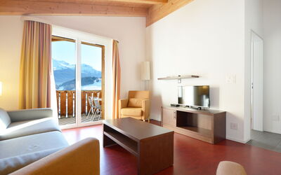 Surses Alpin 50.2: Furniture, Property, Table, Comfort, Couch, Wood, Lamp, Interior Design, Building, Living Room