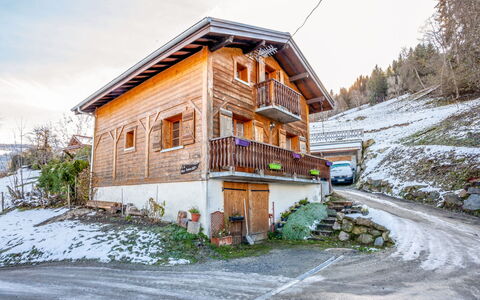 Saint Gervais 535: Sky, Plant, Building, Snow, Window, Property, Cloud, House, Wood, Tree