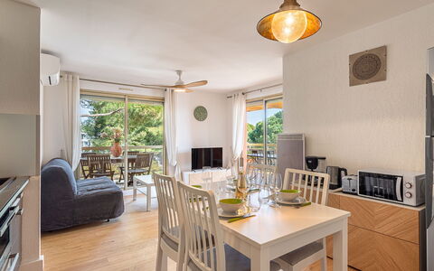 Hyères 217: Furniture, Interior Design, Flooring, Floor, Wood, Chair, Kitchen & Dining Room Table, Table, Dining Room, Ceiling