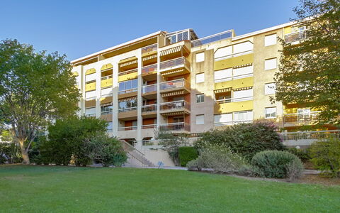 Hyères 217: Plant, Sky, Building, Property, Tree, Urban Design, Window, Condominium, Grass, Tower Block