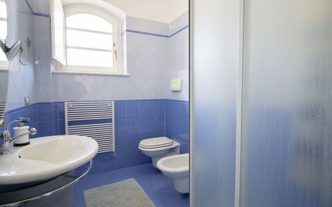Nicoletta: Property, Tap, Plumbing Fixture, Sink, Bathroom Sink, Mirror, Purple, Bathroom, Building