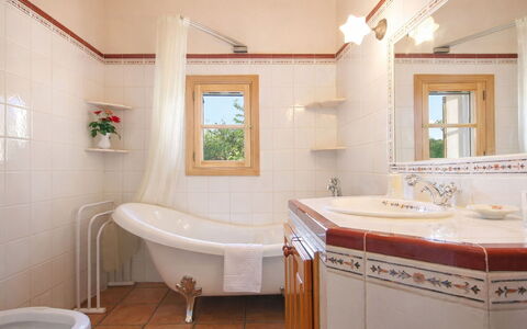 Mavi: Bathroom, Interior Design, Plumbing Fixture, Bathroom Sink, Flooring, Wall, Sink, Floor, Tap, Bathtub