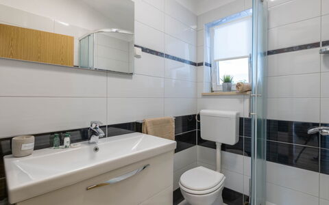 Casetta Filip: Mirror, Plumbing Fixture, Tap, Sink, Property, Bathroom Cabinet, Cabinetry, Bathroom Sink, Bathroom, Building