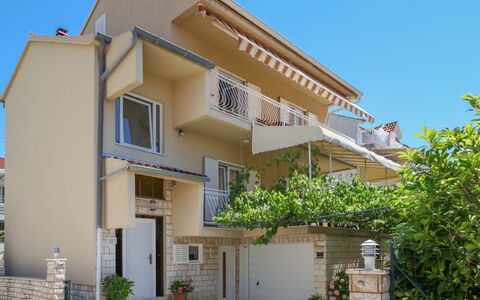 Nikica: Sky, Plant, Building, Property, Window, House, Land Lot, Urban Design, Condominium, Neighbourhood