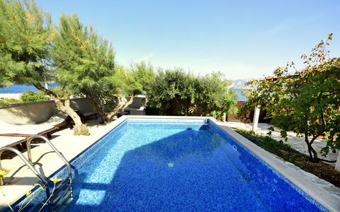 Sofija: Swimming Pool, Property, Real Estate, Leisure, House, Building, Home, Villa, Sky, Estate