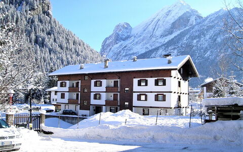 Cesa Palua: Sky, Mountain, Building, Snow, Window, Slope, House, Natural Landscape, Freezing, Rural Area