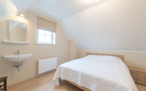 De Haan 330: Room, Property, Bed, Furniture, Bedroom, Floor, Interior Design, Wall, Ceiling, Bed Sheet