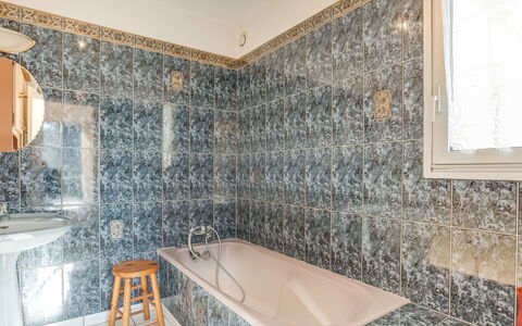 Grah Moullac: Property, Room, Bathroom, Floor, Interior Design, Building, Tile, Real Estate, Wall, House