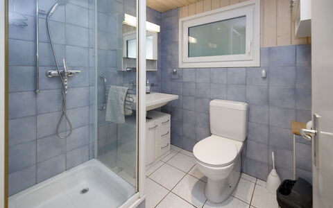 Chalet Guldeli: Bathroom, Toilet Seat, Toilet, Plumbing Fixture, Bathroom Sink, Sink, Flooring, Floor, Interior Design, Tap