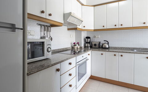 Torredembarra 186: Cabinetry, Countertop, Property, Kitchen Stove, Kitchen Appliance, Sink, Kitchen, Drawer, Kitchen Sink, Cooktop