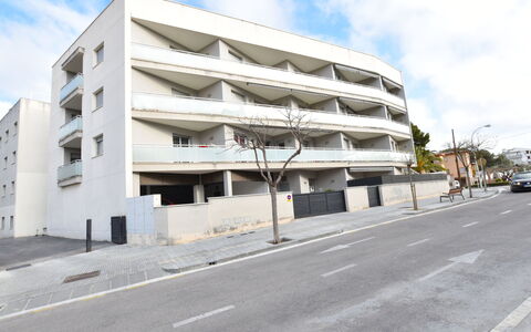 Oliveres: Property, Architecture, Building, Residential Area, Real Estate, House, Mixed-Use, Apartment, Condominium, Commercial Building