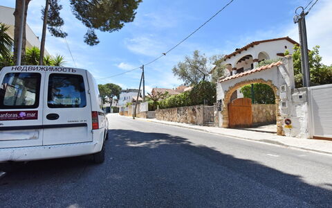 Laurel: Transport, Mode Of Transport, Vehicle, Road, Town, Car, Tree, Asphalt, Sky, Street