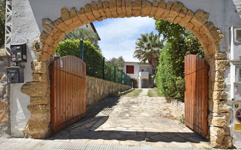 Laurel: Arch, Architecture, Town, Door, Building, Wood, Gate, Tree, House, Walkway