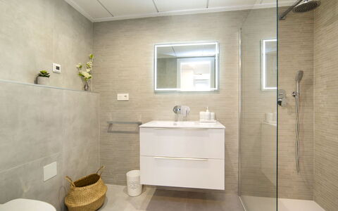 Calpe Calp 268: Tap, Plumbing Fixture, Sink, Property, Bathroom Sink, Mirror, Building, Bathroom, Interior Design