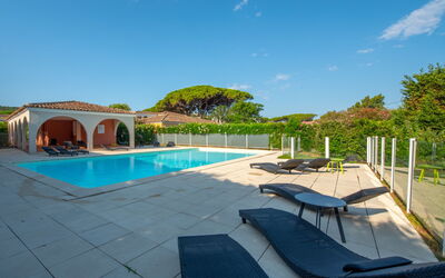 Saint-tropez 300: Property, Swimming Pool, Real Estate, Sunlounger, Resort, Building, House, Leisure, Vacation, Estate