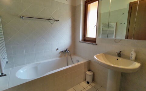 Torre del Lago: Bathtub, Tap, Mirror, Plumbing Fixture, Sink, Property, Bathroom Sink, Bathroom