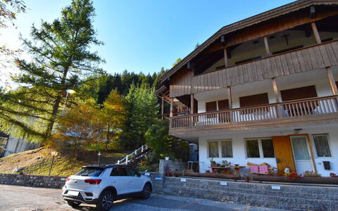 Villa Bellavista: Wheel, Car, Sky, Vehicle, Plant, Building, Motor Vehicle