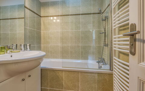 Villa la Lisière des Pins: Plumbing Fixture, Tap, Sink, Bathtub, Shower, Bathroom, Interior Design, Flooring, Floor