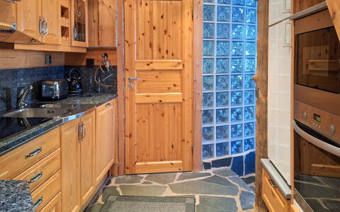 Kulta-Vuosseli a: Wood, Flooring, Wood Stain, Cabinetry, Countertop, Kitchen, Plumbing Fixture, Hardwood, Natural Material, Sink