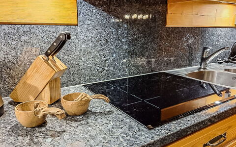 Kulta-Vuosseli a: Kitchen, Countertop, Granite, Cabinetry, Kitchen Appliance, Plumbing Fixture, Kitchen Sink, Tile, Tap