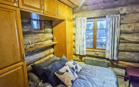 Kulta-Vuosseli a: Wood, Ceiling, Bedroom, Room, Wood Stain, Bed Sheet, Log Cabin, Hardwood, Bedding, Linens