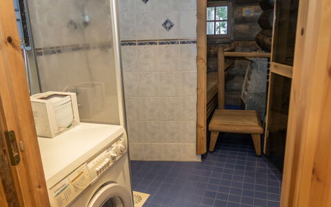 Kulta-Vuosseli a: Flooring, Wood, Floor, Interior Design, Room, Plumbing Fixture, Plumbing, Tile, Wood Stain, Bathroom
