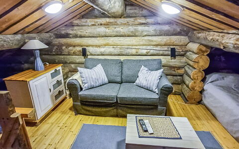 Kulta-Vuosseli a: Bedroom, Bed, Bed Sheet, Flooring, Bedding, Floor, Room, Furniture, Ceiling, Hardwood