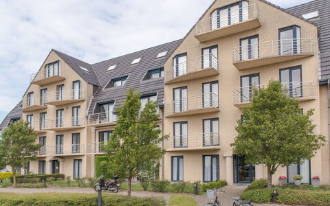 De Haan 930: Bicycle, Plant, Sky, Building, Window, Property, Wheel, Cloud, Bicycle Wheel