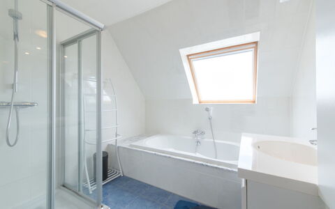 De Haan 930: Bathroom, Property, Room, Interior Design, Floor, House, Bathtub, Building, Architecture, Real Estate