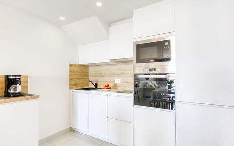 Mileni i: Kitchen, Interior Design, Flooring, Countertop, Wood, Kitchen Appliance, Cabinetry, Floor, Major Appliance, Ceiling