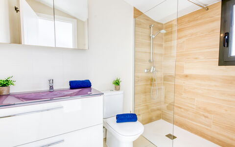 Mileni i: Flooring, Floor, Plumbing Fixture, Bathroom, Interior Design, Bathroom Cabinet, Plumbing, Toilet, Door, Tile