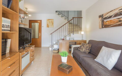 Malba: Furniture, Room, Property, Interior Design, Living Room, Building, Shelf, Floor, House, Real Estate