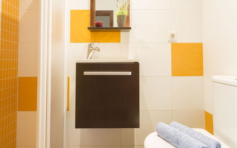 Malba: Property, Plumbing Fixture, Product, Purple, Interior Design, Flooring, Toilet, Yellow, Floor, House