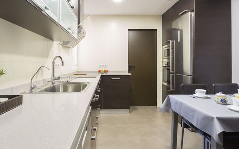 Malba: Tap, Sink, Property, Furniture, Kitchen Sink, Cabinetry, Plumbing Fixture, Countertop, Interior Design, Table