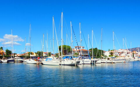 Malba: Water, Sky, Boat, Watercraft, Blue, Mast, Lake, Sailboat, Tree, Coastal And Oceanic Landforms