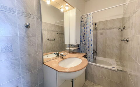 Casa del Pernambuco (Ptl205): Mirror, Tap, Plumbing Fixture, Property, Sink, Bathroom Sink, Bathroom, Interior Design, Purple