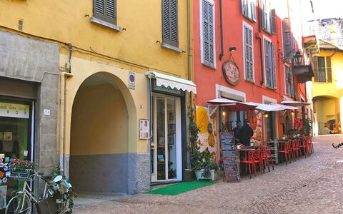 Sabina: Window, Bicycle, Building, Wheel, Plant, Flowerpot, Infrastructure, Road Surface, Door