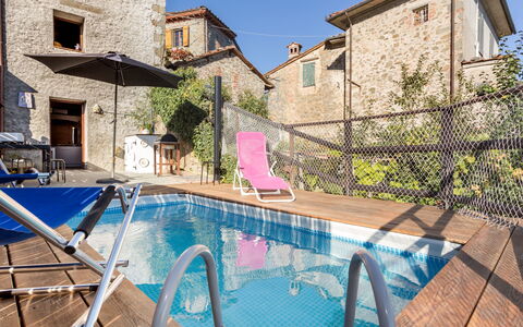 Kiwii: Property, Swimming Pool, Building, House, Real Estate, Town, Azure, Vacation, Apartment, Residential Area