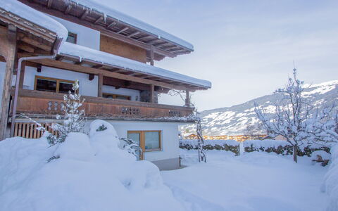 Widner: Sky, Building, Snow, Window, Cloud, Slope, House, Mountain, Tree, Cottage