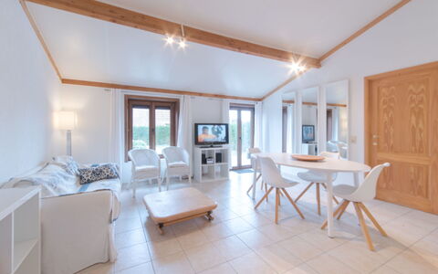 De Haan 210: Property, Room, Furniture, Building, Interior Design, Real Estate, House, Ceiling, Floor, Suite
